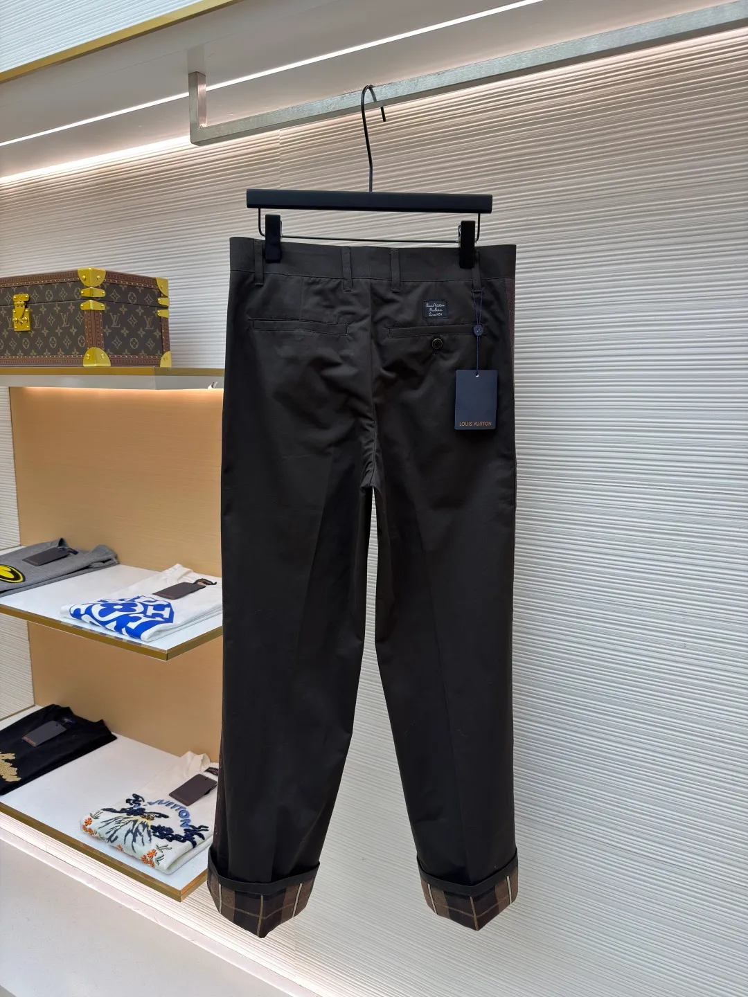 LOUIS VUITTON logo plaid casual pants ●Original version: Purchased and developed for 11400 ●Item No.: 1682149-B05 ●Fabric: Cotton mercerized fabric ●Technology: Jacquard production ●Color: Brown ●Version: Fitted version ●Weight: about 455 grams ●Size: 46-48-50-52 ●Description: Customized velvet cotton mercerized fabric, high-quality texture, comfortable and skin-friendly, dark brown A gentle color that symbolizes power. The sides of the trousers are embellished with LV logo webbing. It is highly recognizable, and the subtlety is hidden in the moment when the trousers are rolled up. The Monogram classic plaid in the lining controls the effortless high-end with casual delicacy. Each plaid tells the century-old gene of the brand. The high-end that can be hidden. The ingenuity of showing off the body. The secret law of showing off. The power gene that is worn on the body. Suit for attendance. Worry-free dressing, fabric jacquard technology, by weaving the entire fabric on the surface of the fabric. Monogram checkered jacquard texture technology controls the interweaving method of warp and weft threads. Precisely controls the interlacing density and tension of yarns to make it more three-dimensional. Use imported machine embroidery technology. Use advanced computer control systems and precision mechanical components to realize LV logo ribbon embroidery operations. High precision. Smooth and delicate lines. Ergonomic three-dimensional cutting. Return to traditional craftsmanship through segmentation, folding, shrinking, and stretching techniques. The so-called slow work produces fine work. It is respect for materials and the pursuit of feel. Complex and tedious workmanship. The slow aging, soft light washing process uses specific chemical and logistics treatments to make the surface of the fabric appear soft and shiny, adding a bit of gentleness. The overall wiring is straight and delicate, the fabric is comfortable and soft, and the color is consistent without color difference. It can be matched with the same style to create a fashionable look and control various occasions. Customized accessories, complete with three standards, same style for men and women!